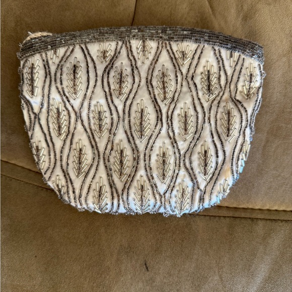 Source Unknown Handbags - Elegant Beaded Clutch in Silver and White